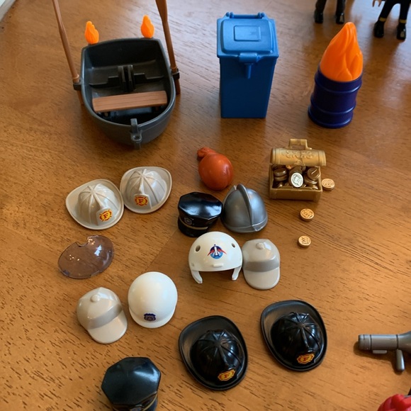 Host Pick 🎉🛍️PlayMobil Action Figures (18) & Assorted Pieces - Picture 2 of 7